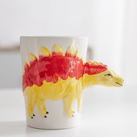 Tasses de nouveauté de boîte d'animal de dessin animé 3D la dernière poignée étrange tasse de dinosaure en forme de poignée en céramique présente avec accessoires de plateau