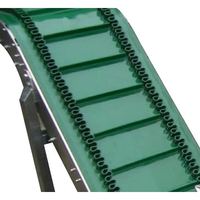 Bande transporteuse légère à paroi latérale inclinée, en PVC ondulé sans couture avec crans