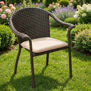 Chaise de jardin en rotin d'extérieur avec coussin crème, style traditionnel, structure durable, pieds effilés - Product Image 1