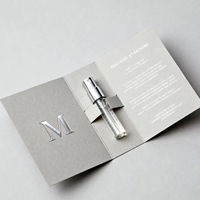 Carte porte-échantillon de parfum mini 2ml personnalisée, imprimée quadricolore, avec flacon pulvérisateur, en gros, gaufrage et dorure à chaud