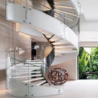 Escalier courbé de style australien moderne, marches en bois, garde-corps en verre, design hélicoïdal en acier inoxydable pour appartement et salle de bain intérieurs
