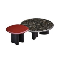 Ensemble de tables basses modernes de luxe en pierre naturelle, tables gigognes rouges brillantes, table centrale ronde en placage de chêne blanc