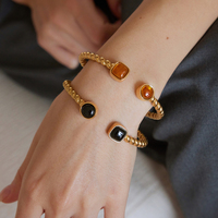 Bracelet manchette torsadé J&D Designer Vintage en acier inoxydable plaqué or 18 carats PVD avec ambre en résine naturelle