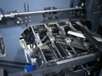 Máquina de Encajonado de Botellas Todo en Uno con Configuración de Cajas, Orientación de Botellas y Transportador Apilador para Envases de Plástico