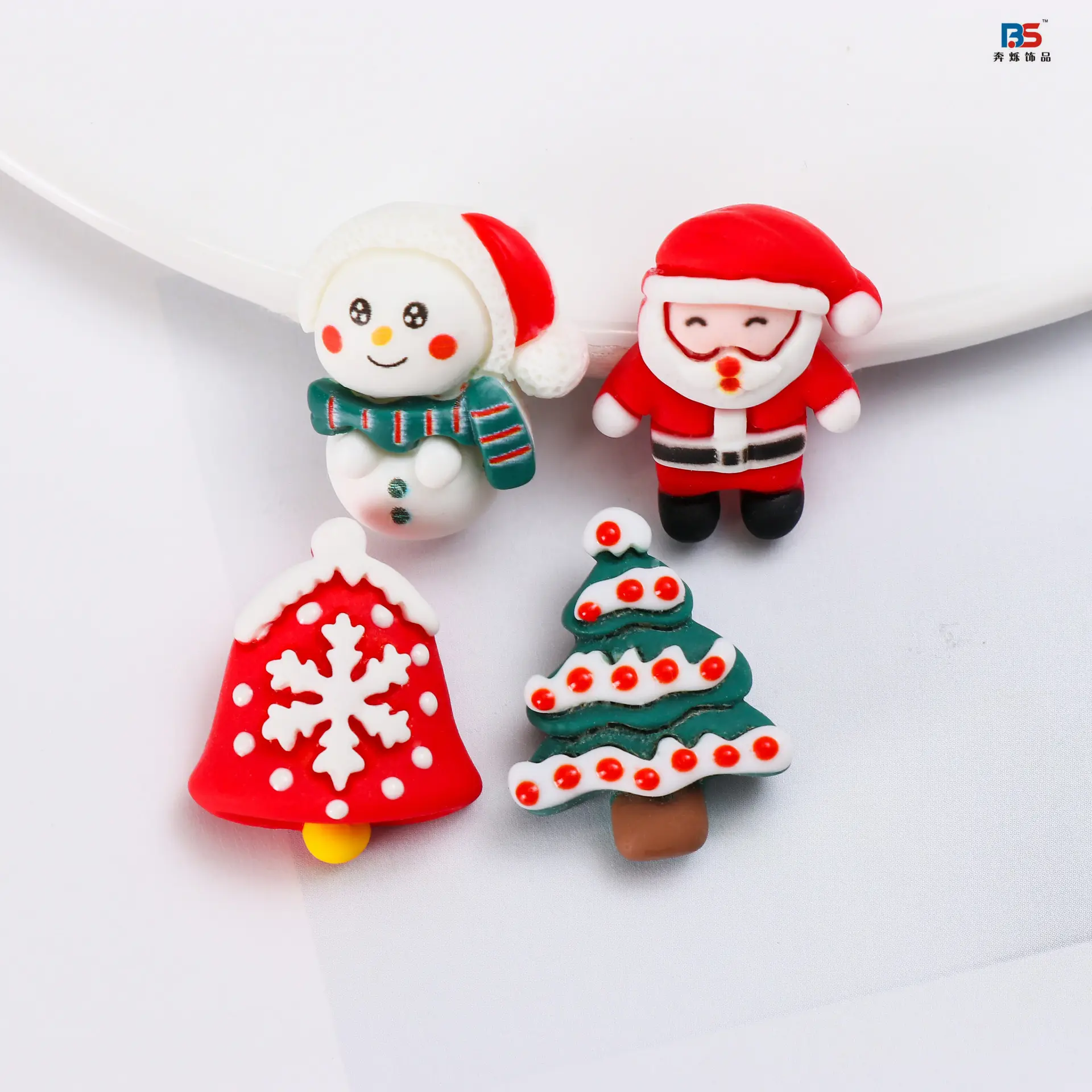 Accesorio de Navidad de dibujos animados Santa Claus Snow Bell resina encantos accesorios para manualidades bolsa llavero