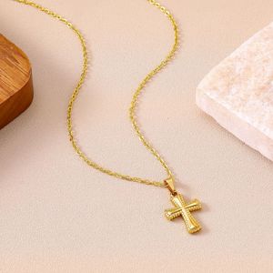 Colar com Cruz Bordada, Estilo Único e Moderno, Pingente Charmoso, Simples e Versátil para Mulheres, Aço Inoxidável 316L - Product Image 3