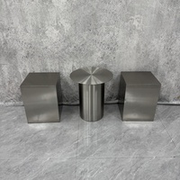 Table basse ronde moderne en acier inoxydable avec base cylindrique pour cafés, hôtels, bars, espaces de coworking et salles à manger