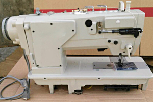 Nueva Máquina de Coser Industrial de Doble Aguja y Cuatro Hilos con Prensa de Brazo, Alimentación Manual, Cortahilos y Motor para Uso Doméstico - Product Image 3