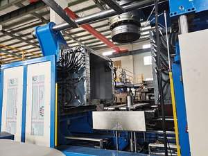 Machine de soufflage par extrusion automatique pour la fabrication de bouteilles d'eau carrées pour la production industrielle - Product Image 4