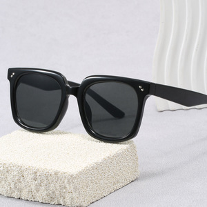 Nuevas Gafas de Sol Modernas con Montura Grande, Montura Gris de PC, Protección UV400, Gafas de Moda Unisex Tipo 3, Lentes de Sol con Remaches de Puntos - Product Image 3
