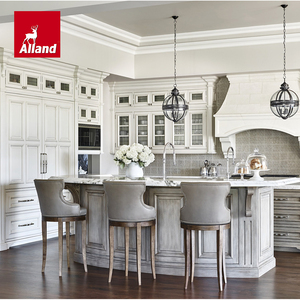 Armoires de cuisine en bois blanc antique de style français moderne de luxe Alland avec portes sculptées et îlot en marbre pour grandes maisons - Product Image 4