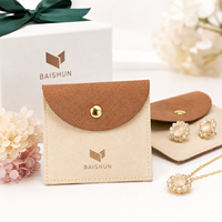 Pochette à bijoux en microfibre crème avec logo personnalisé à bouton-pression doré, bicolore, anti-rayures pour boucles d'oreilles, sac à perruque, pochette enveloppe OEM, cadeau personnalisable
