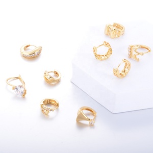 <span class=keywords><strong>2025</strong></span> anting-anting lingkaran mahkota kuningan berlapis emas 18K wanita trendi perhiasan Huggie pernyataan geometris Zircon Pave perhiasan modis