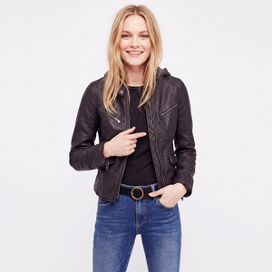Veste en cuir véritable noire asymétrique pour femme avec fermeture éclair style moto, détails manches côtelées, coupe ajustée, style streetwear décontracté - Product Image 3