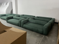 Canapé de luxe à assise profonde et arrondie, fauteuil en tissu marron de haute qualité, canapé moderne minimaliste pour salon avec coussins assortis