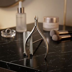 Cortauñas Profesional de Acero Inoxidable Premium con Cuchilla Curva de 7.0mm, Abertura Ancha y Afilada, para Uñas de Pies y Manos, Calidad de Salón, Resistente - Product Image 1