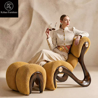 Fauteuil de salon sculptural en bouclette bio avec repose-pieds, structure en bois massif, fauteuil d'appoint de luxe pour salon et villa