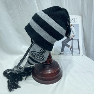 Mùa đông retro thời trang đan mũ thiết kế mũ với <span class=keywords><strong>Pompom</strong></span> sọc đỏ và đen hoa văn Mũ Y2K - Product Image 4