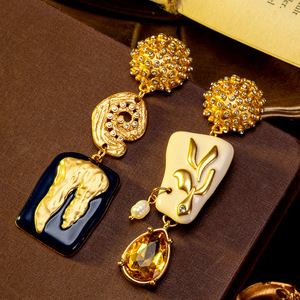 Collana Statement da Donna con Ciondolo Occhio Surrealista, Perla Barocca Smaltata e Lega Dorata - Gioielli di Moda - Product Image 5