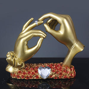 Anniversario di resina per interni figurina di san valentino moderna scultura di coppia in resina promessa a mano indossando un anello sposarsi statua - Product Image 1