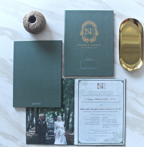 2025 Invitation de mariage vert foncé tendance Notre carte d'histoire Enveloppe en feuille d'or Invitations de magazines de mariage - Product Image 1