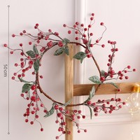 Guirlande de Noël artificielle avec baies rouges, houx et cônes de pin pour décoration de porte et table de Noël