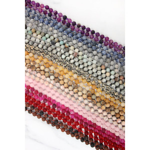 Collier long noué à la main en pierre naturelle - Product Image 3