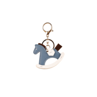 Porte-clés polyvalent en cuir PU multicolore en forme de cheval à bascule avec clip métallique pour tous types de sacs pour femmes