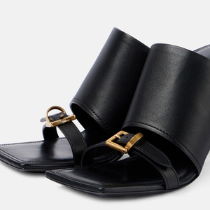 Sandalias de tacón alto y grueso con hebilla metálica y punta cuadrada abierta para mujer, estilo mule. - Product Image 2