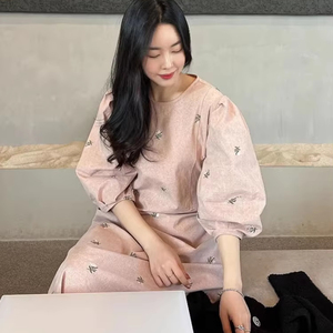 Abito da donna all'ingrosso Primavera 2026 Nuovo Stile Dolce e Rinnovante con Ricamo Artigianale a Margherite, Vestibilità Ampia e Maniche a Lanterna Spaccate - Product Image 1