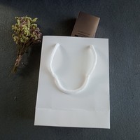 Sac en papier kraft personnalisé avec logo imprimé, design de luxe, faible MOQ, pour emballage cadeau et shopping