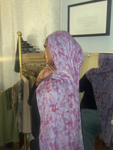 2025 Sharut Tùy Chỉnh Trọng Lượng Nhẹ Phương thức Hijab Viscose Bông Khăn Choàng Cho <span class=keywords><strong>Violet</strong></span> Nở Hoa In Hồi Giáo Phụ Nữ Khăn Hijab Khăn - Product Image 4