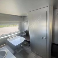 Caravane de voyage 4x4 moderne gris argenté en aluminium durable, camping-car tout-terrain avec climatiseur à onduleur ultra-silencieux 1,5 CV, capacité 2-3 personnes