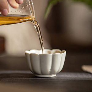Taza de té de cerámica Ding Ware, taza de degustación de porcelana para una sola persona, para té Kung Fu, origen Dehua, estilo retro de lujo - Product Image 1