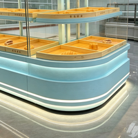 Vitrine de boulangerie sur mesure à ouverture frontale arquée avec éclairage LED, couleur et matériaux personnalisables pour les magasins de détail