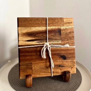 Planche à découper en bois rustique avec un design à bords lisses - Product Image 1