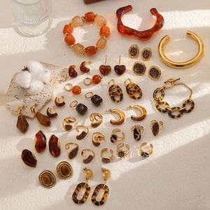 Conjunto de joyería 5 en 1 de acero inoxidable chapado en oro de 18 quilates con agata roja para mujer, colgante y pendientes - Product Image 2