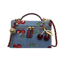 Tas Kotak Mini Denim Retro Bordir Cherry untuk Wanita dengan Pegangan Atas dan Tali Rantai Liontin