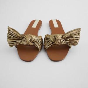 Sandalias Planas para Mujer Estilo Chancla con Lazo Dorado en la Pala para Dama 2022 - Product Image 4