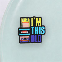 Pin de esmalte retro personalizado con diseño de disco flexible, casete y VHS, insignia metálica estilo años 90, regalo de joyería con nostalgia.