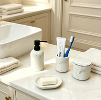 Ensemble d'accessoires de salle de bain en résine imitation marbre blanc moderne, 4 pièces : distributeur de savon liquide, porte-brosse à dents, pot et porte-savon