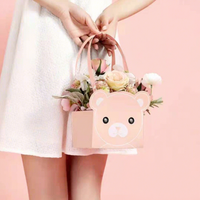 Handgefertigte Tragetasche im Kleinen Bären-Stil mit Blumenstrauß-Motiv, Kordelzug-Griff, Tragbare Wasserdichte Weiße Kraftpapier-Verpackungsbox für Taschen