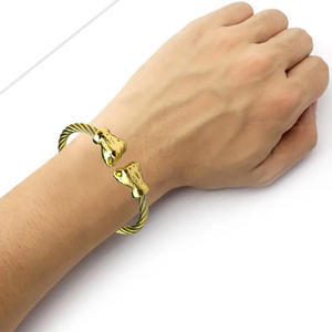 <span class=keywords><strong>Bracelet</strong></span> à breloques tendance pour hommes avec un design cool Couronne de poing en câble métallique tissé en acier inoxydable doré Accessoires personnalisés Vente en gros - Product Image 3