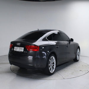 Elegante y espacioso Audi A5 35 TDI Sportback, el diésel perfecto para la familia y para viajes de larga distancia con comodidad. - Product Image 6