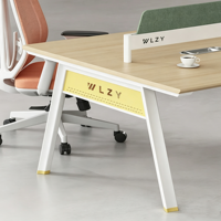 Poste de travail de bureau moderne de classe E0 pour 4 personnes avec cloison, combinaison bureau et chaise, poste de travail financier