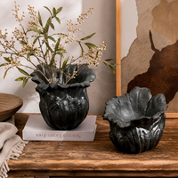 Bol décoratif en céramique noire avec bordure à pétales festonnés, bol sculptural pour la décoration de la maison