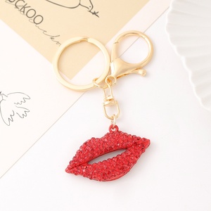 Breloque de sac et porte-clés pour voiture, motif Lèvres 'Big Kiss' style bijou de beauté, ornée de cristaux scintillants, accessoire pour sac à main et sac à dos, cadeau pour femmes et filles - Product Image 1