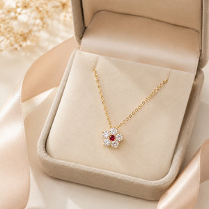 Collana Floreale Mini con 5 Fiori in Zircone, Charm Color <span class=keywords><strong>Rubino</strong></span>, Catena Delicata, Regalo per Signore, Gioielli - Product Image 1