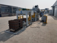 Machine automatique de fabrication de blocs de béton emboîtables, machine de production de briques de sable pour la construction avec pompe, moule et composants essentiels