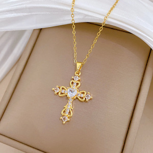 Lussuosa Collana con Diamanti e Ciondolo a Croce con Cuore Traforato, Stile Nobile ed Elegante, Collana con Zirconi - Product Image 5